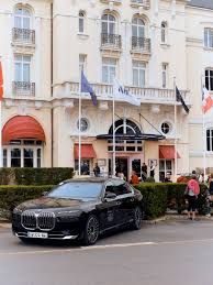 BMW Partenaire Officiel du Festival du Film de Cabourg : Une Alliance Entre Luxe et Cinéma