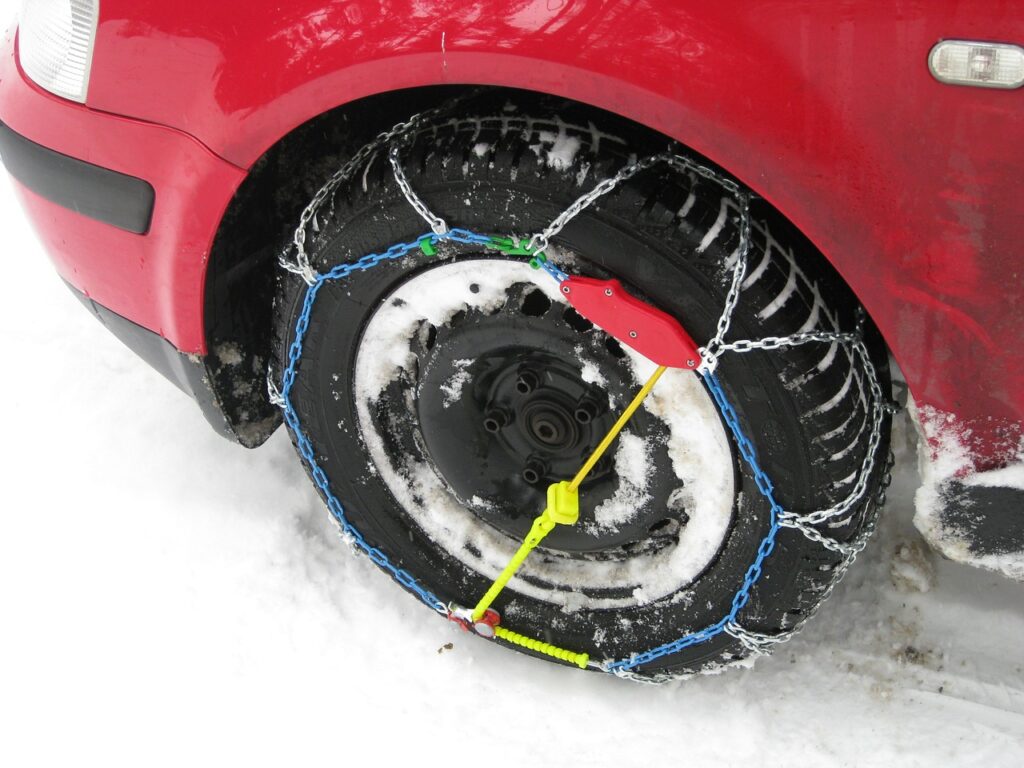 équiper sa voiture de chaînes pour rouler sur la neige