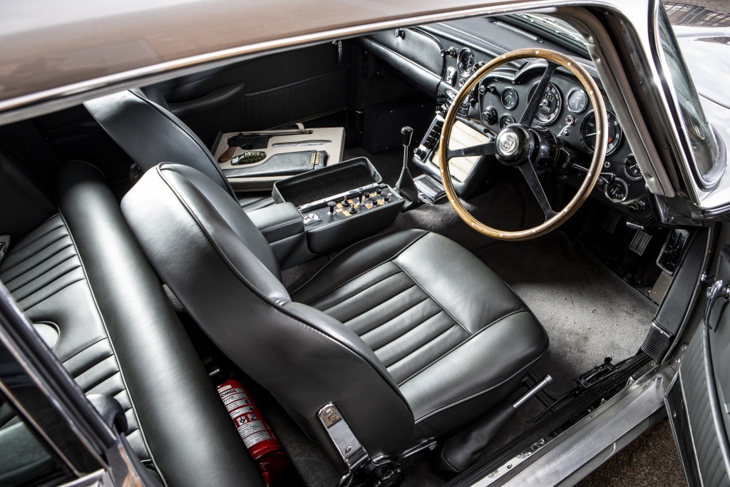 Aston Martin DB5 James Bond intérieur