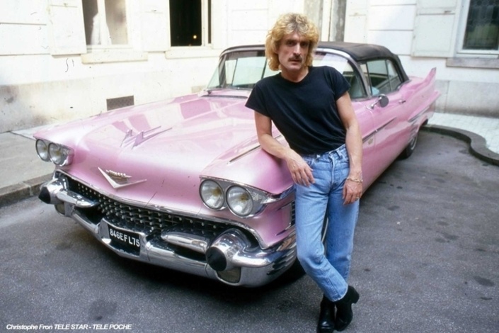 Christophe chanteur avec une cadillac rose