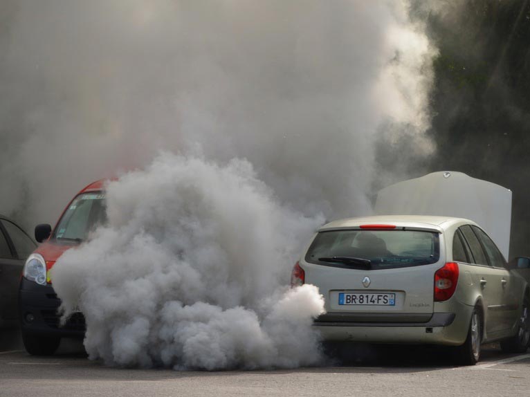 Pollution voiture - fumée d'échappement. normes anti-pollution